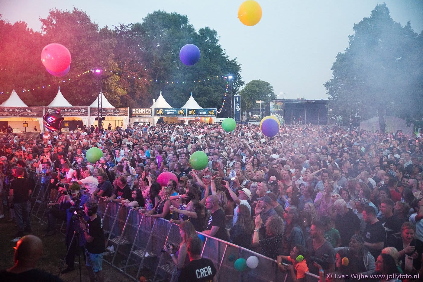 waterpop-2025-avond-sfeer-balonnen